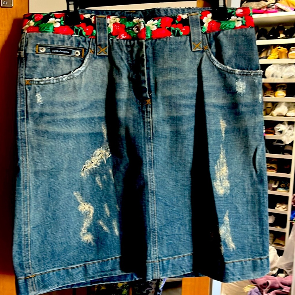 Designer skirt by Dolce Gabana sz 44  length 20 1/2 inches waist 17